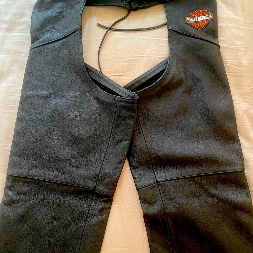 Harley Davidson Mens Leather Chaps Size Large.  Harley patch emblem.  Like new.